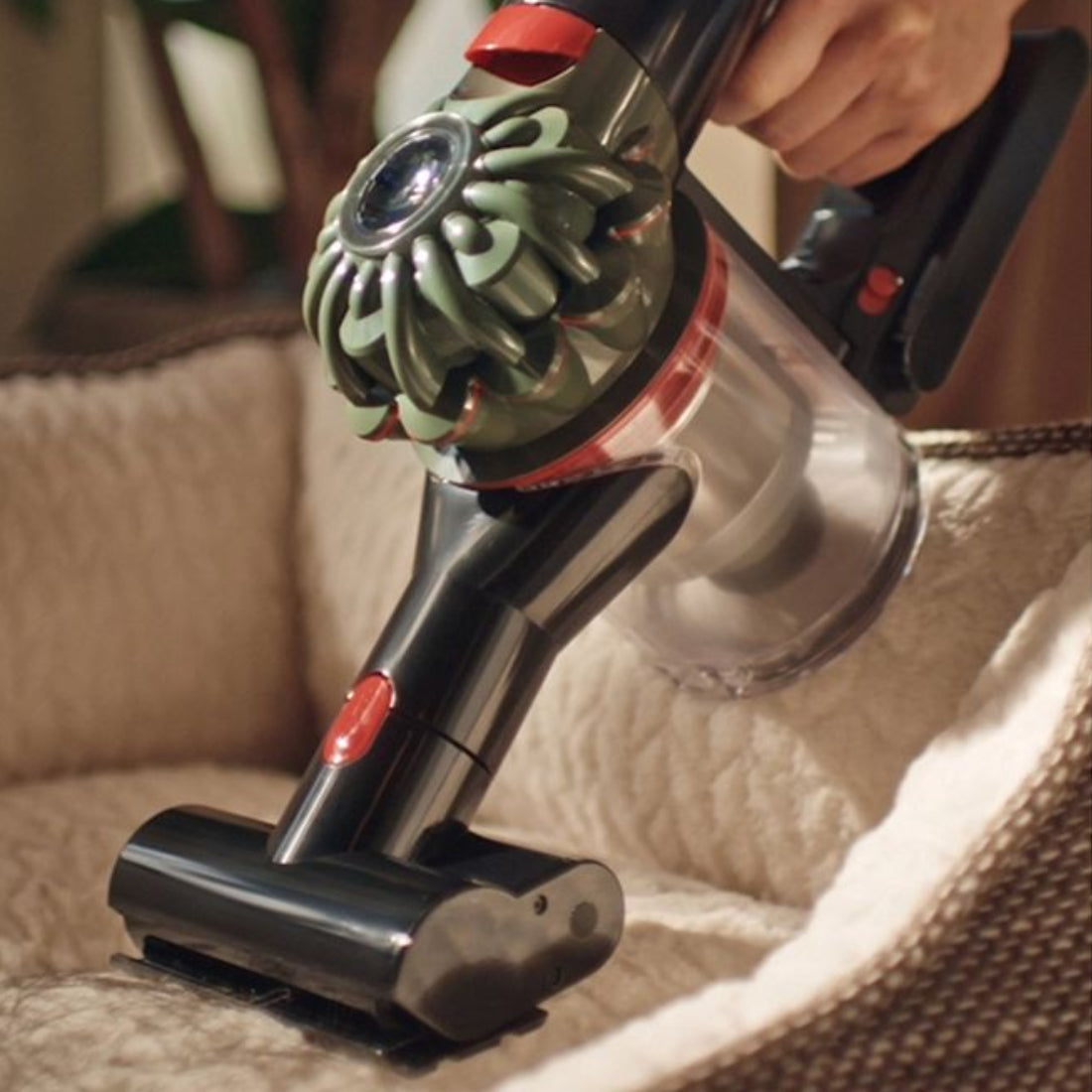 Dyson V8 Cyclone Cordless Vacuum Black & Green - مكنسه Dyson V8 Cyclone Cordless Vacuum Black & Green - مكنسه