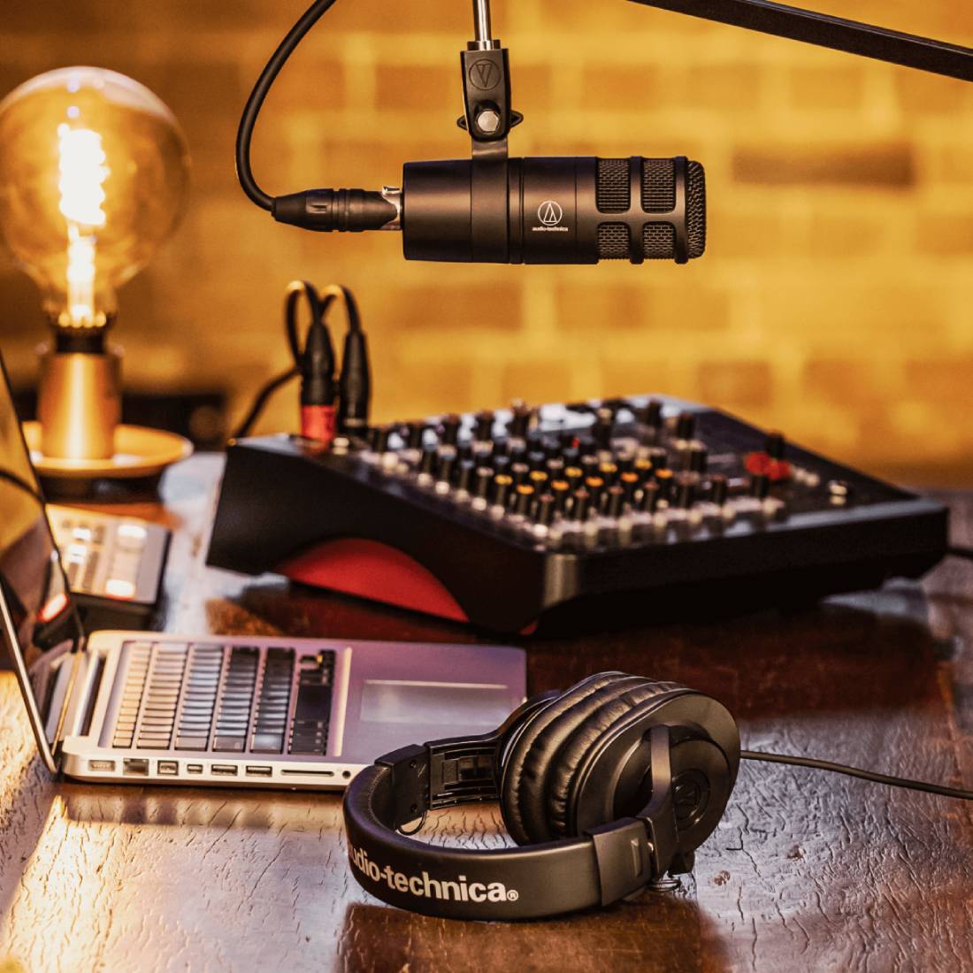 Audio Technica - AT2040 Hypercardioid Dynamic USB Microphone - Black - ميكروفون Audio Technica - AT2040 Hypercardioid Dynamic USB Microphone - Black - ميكروفون