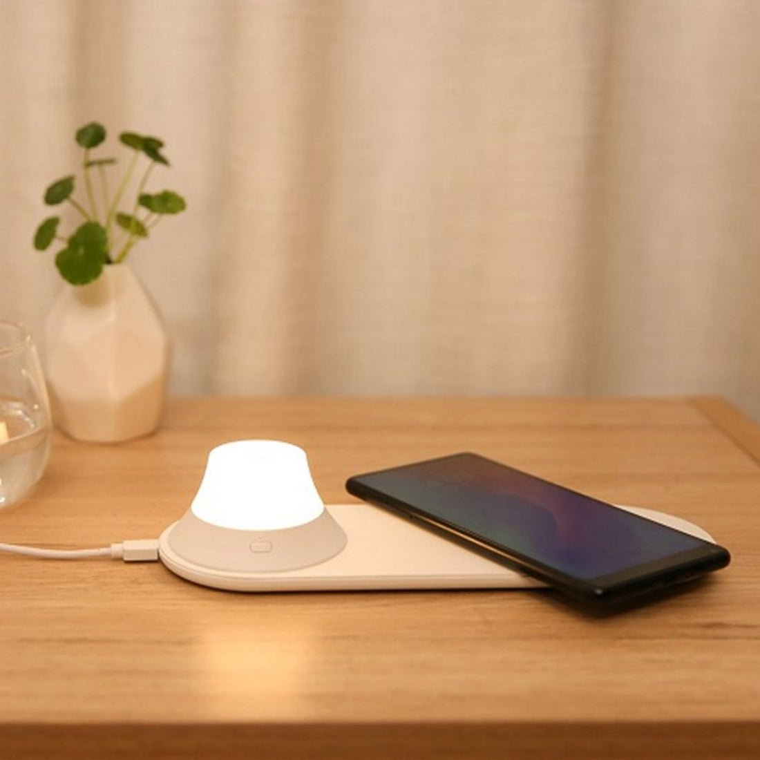 Yeelight Wireless Charging Nightlight - White - إضaءة ذكyة Yeelight Wireless Charging Nightlight - White - إضaءة ذكyة